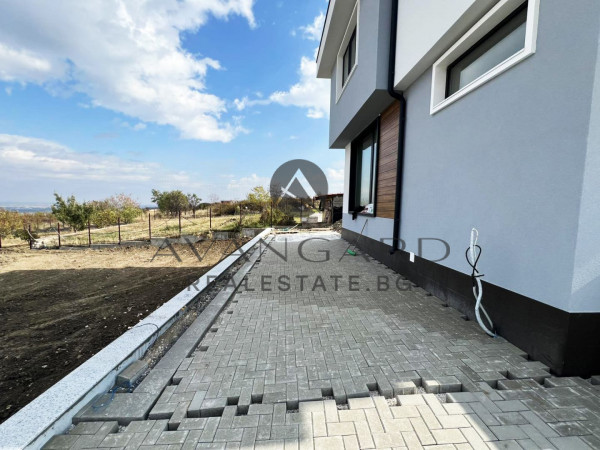 САМОСТОЯТЕЛНА ДВУЕТАЖНА КЪЩА С ДВОР с. Марково