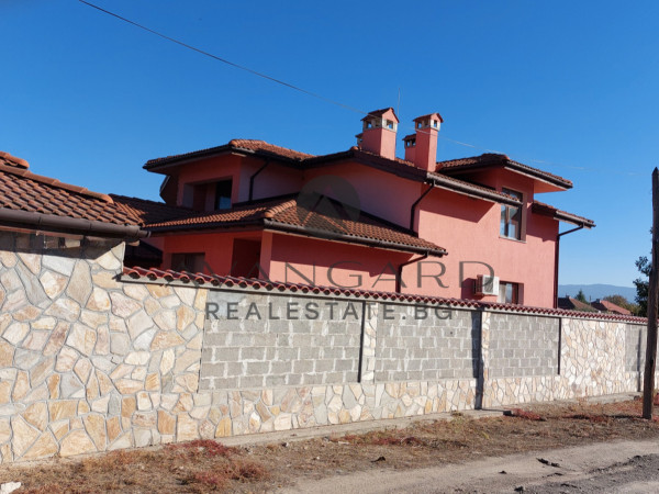 Двуетажна Къща с ДВОЕН ГАРАЖ И 1000 КВ.М. ДВОР/ Костиево