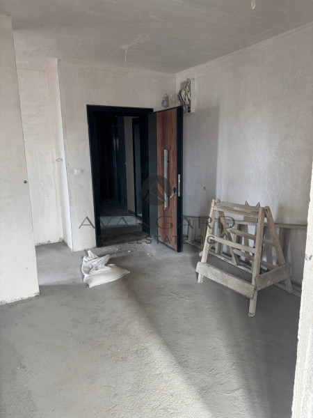 THREE-ROOM APARTMENT! ROAD BASE!