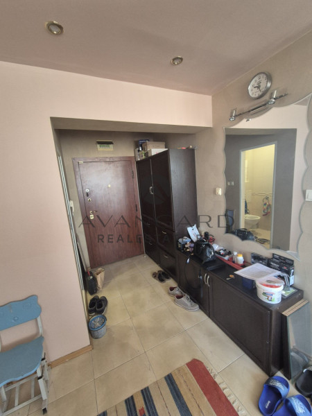 Two -bedroom apartment with underground parking space/ Kyuchuk Paris