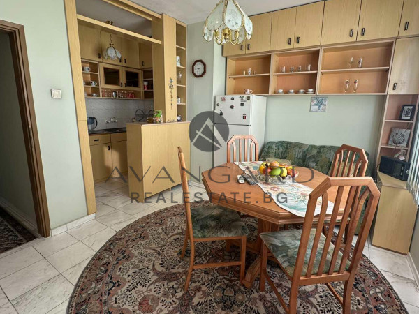 Three-room furnished Kamenitsa 2