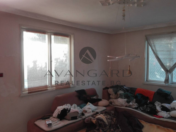 Етаж от къща / Златитрап