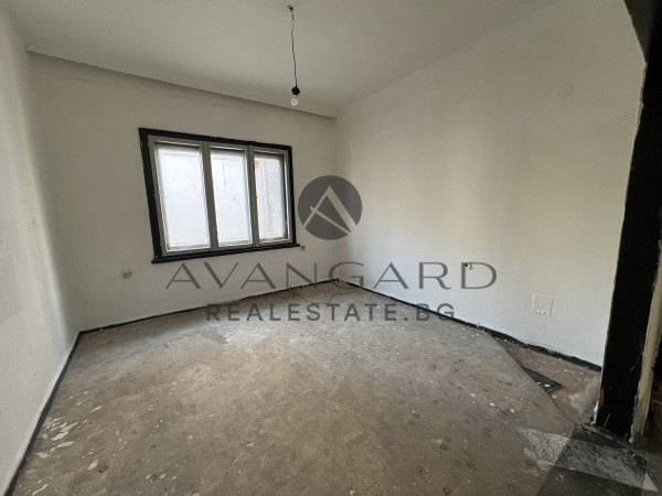 ЧЕТИРИСТАЕН С ВЪЗМОЖНОСТ ЗА ГАРАЖ  В КАМЕНИЦА 1