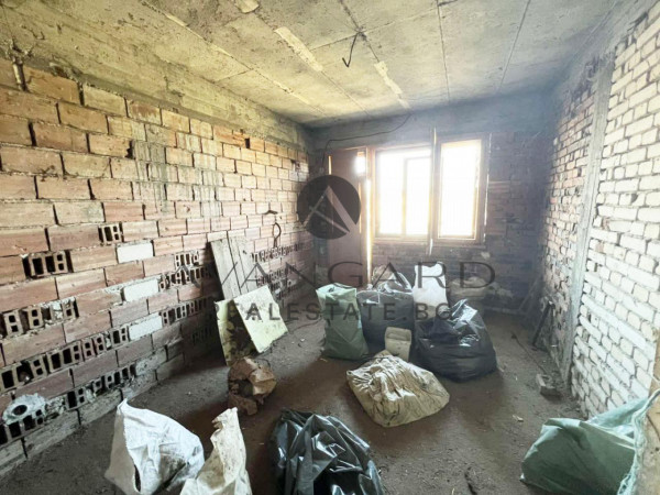 САМОСТОЯТЕЛНА КЪЩА С ДВОР / с. Скутаре