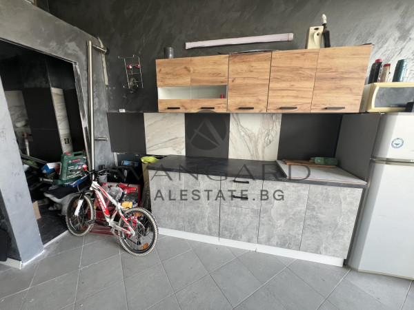 ДВУСТАЕН ОБЗАВЕДЕН! ЮЖЕН!