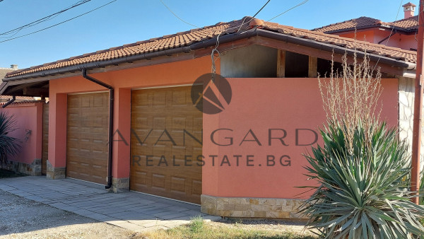 Двуетажна Къща с ДВОЕН ГАРАЖ И 1000 КВ.М. ДВОР/ Костиево