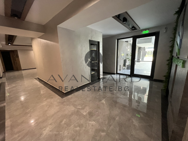 Двустаен апартамент с веранда на ул.Рая