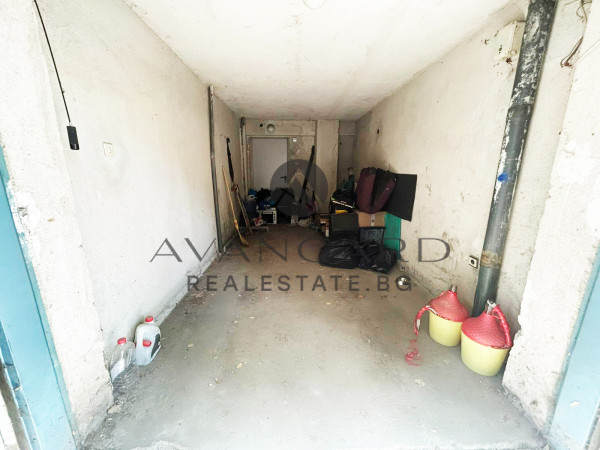 Ground floor garage next to the Saturday market