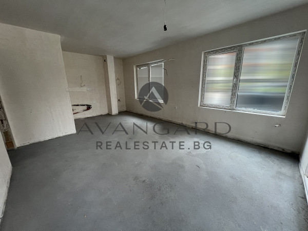 Двустаен апартамент с веранда на ул.Рая