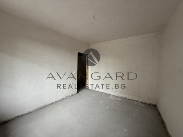 ТРИСТАЕН НЕОБЗАВЕДЕН! КАМЕНИЦА!