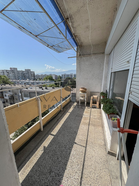 ДВУСТАЕН С ТРИ ОТДЕЛНИ СТАИ ДО  БЕЛИТЕ БРЕЗИ