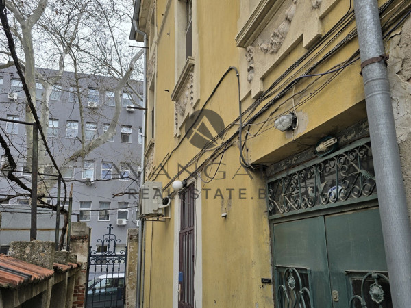 Two -storey house with shop / city garden