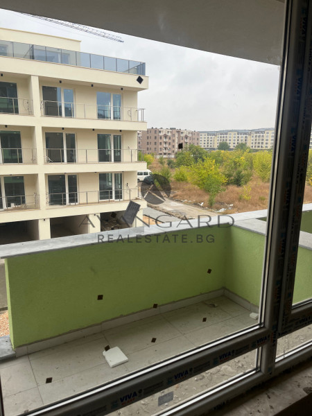 One -bedroom apartment with south exposure to Act 16