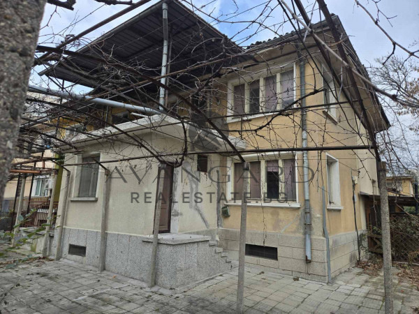 Двуетажна къща в Захарна Фабрика