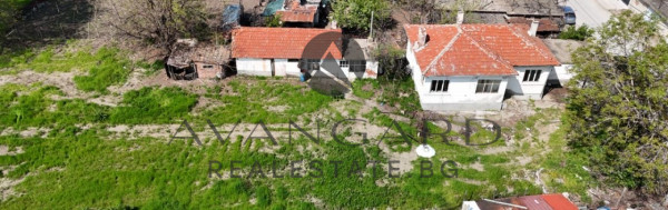 A one -storey house with a yard in Zlatitrap