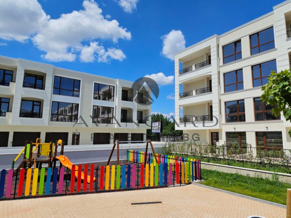 ЧЕТИРИСТАЕН АПАРТАМЕНТ В ЛУКСОЗЕН КОМЛПЕКС/ ГРЕБНА БАЗА