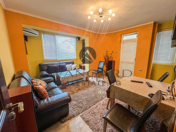 ОБЗАВЕДЕН ТРИСТАЕН С ГАРАЖ ДО НОВОТЕЛА