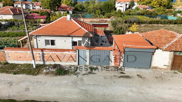 ИЗЦЯЛО ОБЗАВЕДЕНА КЪЩА С  ГАРАЖ В МОМИНО СЕЛО