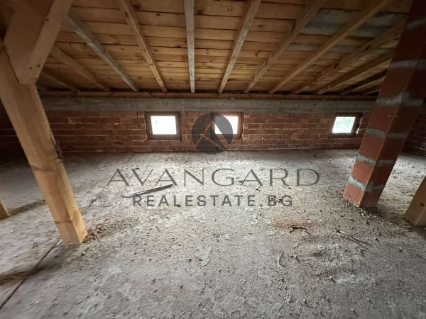 ДВЕ ТРИЕТАЖНИ ОГЛЕДАЛНИ КЪЩИ / С. ЦАРАЦОВО