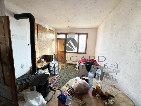 САМОСТОЯТЕЛНА КЪЩА С ДВОР / с. Скутаре