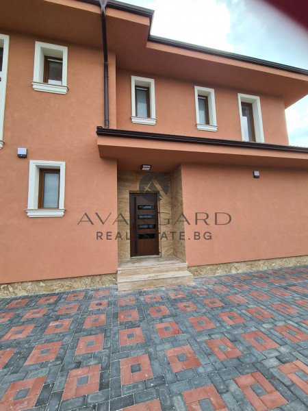 TWO-FAMILY HOUSE BELOMORSKI SQUARE