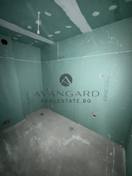 Тристаен с Двор/ Гребна база