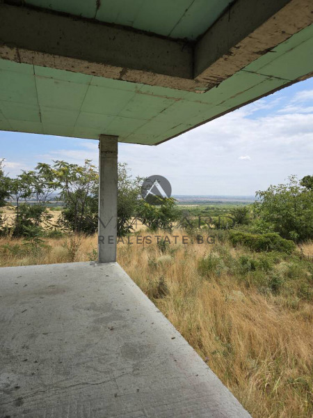 САМОСТОЯТЕЛНА КЪЩА С ДВОР / с. Брестник