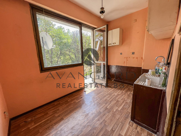 One -bedroom apartment with three separate rooms in Kamenitsa 1