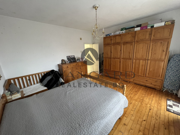 SPACIOUS FLOOR OF HOUSE WITH GARAGE AND ATTIC