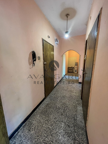 One -bedroom apartment with three separate rooms in Kamenitsa 1