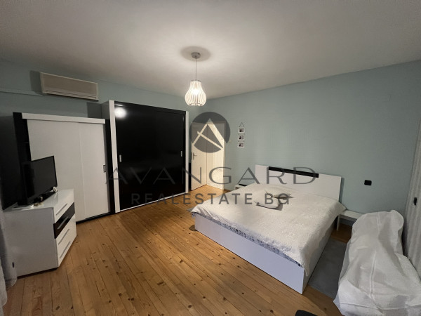 SPACIOUS FLOOR OF HOUSE WITH GARAGE AND ATTIC