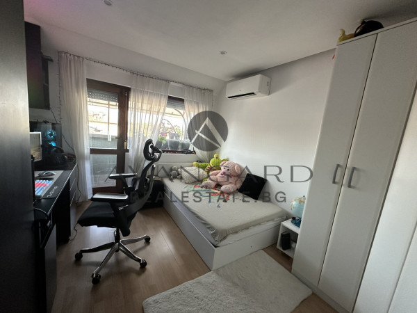 Luxury maisonette! Center!