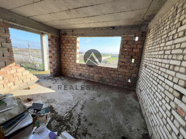 САМОСТОЯТЕЛНА КЪЩА С ДВОР / с. Скутаре