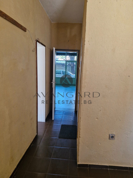 ПРОСТОРЕН МАГАЗИН В КЪРШИЯКА