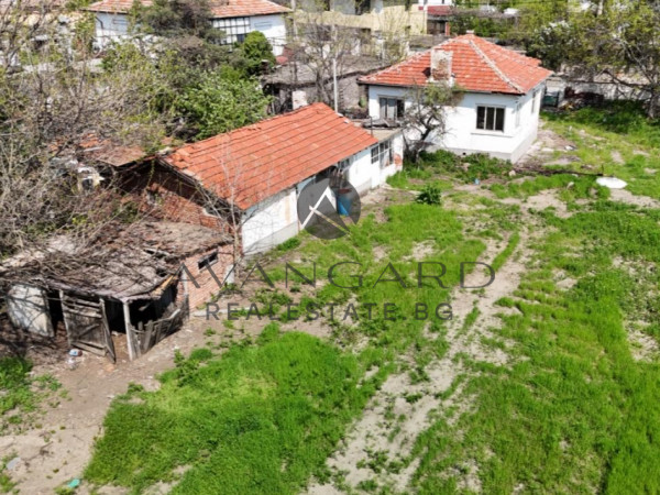 A one -storey house with a yard in Zlatitrap