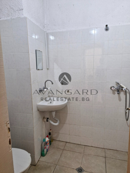 ПРОСТОРЕН МАГАЗИН В КЪРШИЯКА