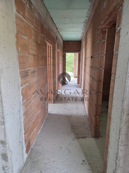 САМОСТОЯТЕЛНА КЪЩА С ДВОР / с. Брестник