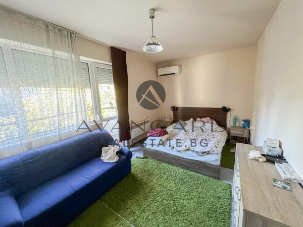 Двустаен с три отделни стаи!