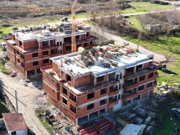 Тристаен апартамент с Двор