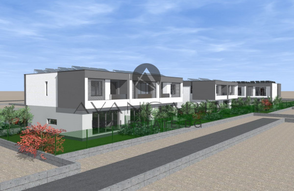 HOUSE WITH YARD AND PARKING SPACE