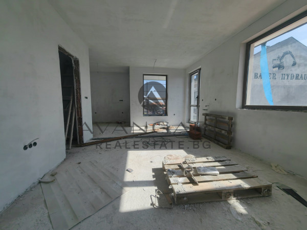 THREE-ROOM BOUTIQUE BUILDING UNDER CONSTRUCTION