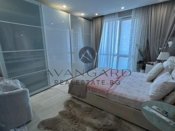 FURNISHED HOUSE WITH YARD AND GARAGE