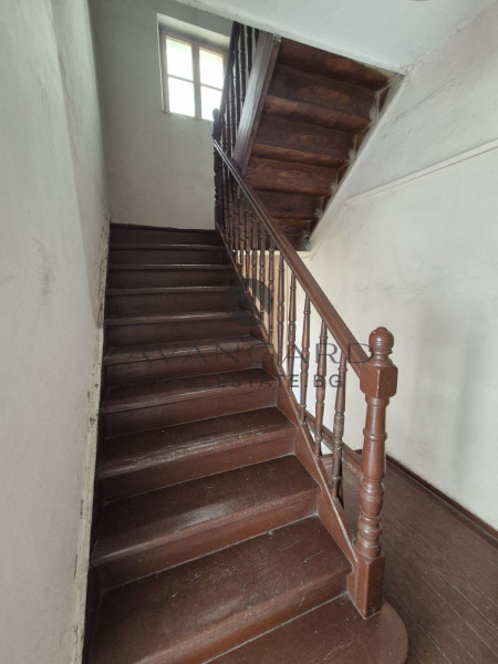 Two -storey house with shop / city garden