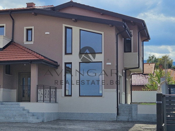 TWO-STOREY HOUSE Belashtitsa village