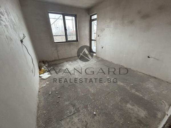 ОБШИРЕН ЧЕТИРИСТАЕН ОСТРОМИЛА