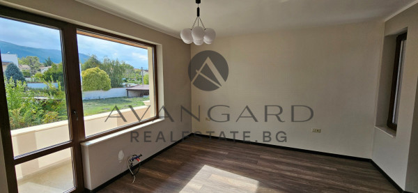 TWO-STOREY HOUSE Belashtitsa village