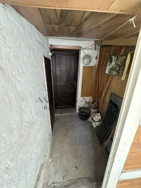 Floor of a house with parking space / grape market