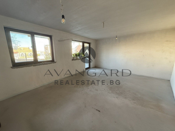 Two-room apartment with a yard on Bunardjika