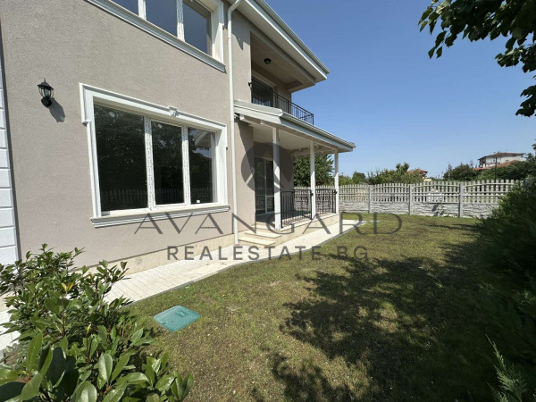 House with yard / act16 / Komatevo