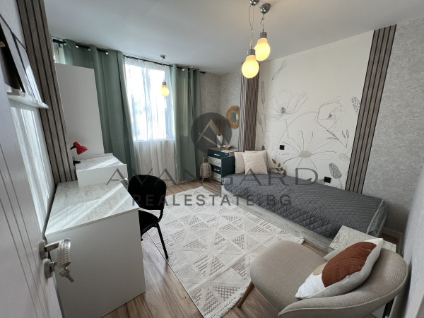 UNIQUE THREE-ROOM APARTMENT